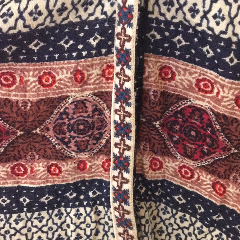 Border Print Button Up Top - Picture 5 of 5